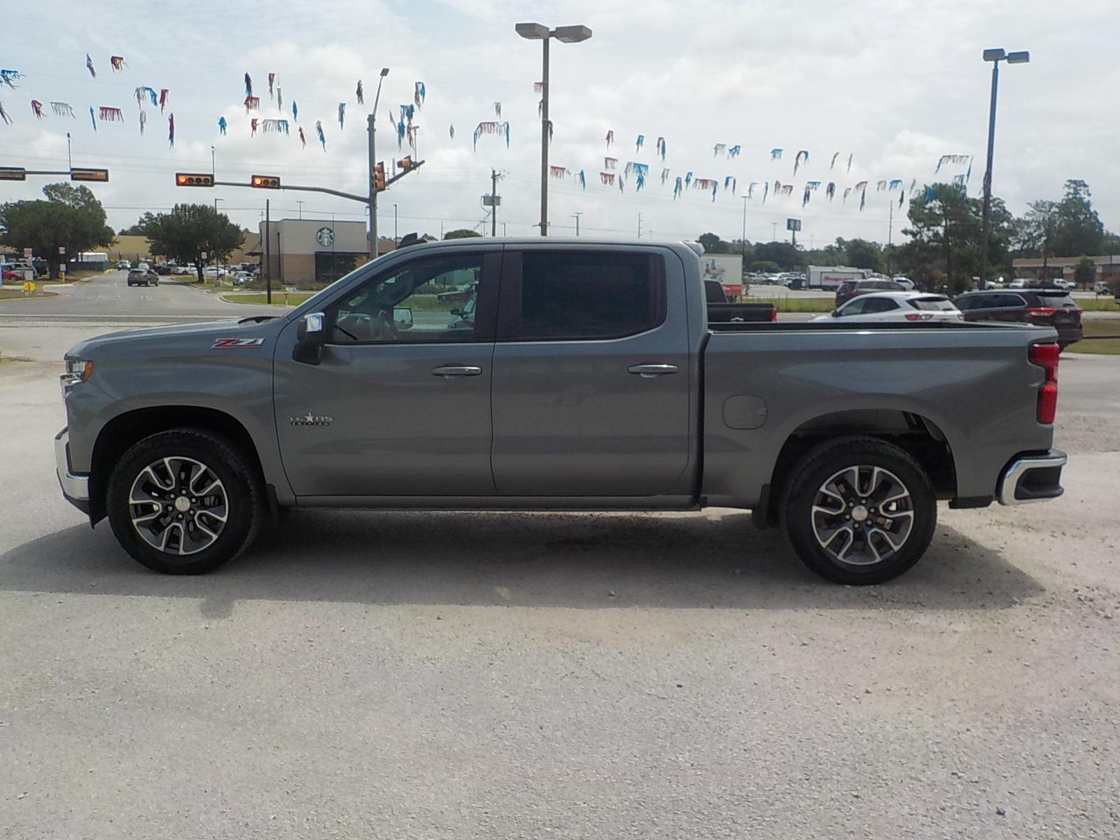 2021 Gray /Black Chevrolet Silverado 1500 LT Crew Cab 4WD (3GCUYDEDXMG) with an 5.3L V8 OHV 16V engine, 6A transmission, located at 1617 W Church Street, Livingston, TX, 77351, (936) 327-3600, 30.710995, -94.951157 - ONE OWNER!! GOOD MILES!! Z71 4X4!! - Photo #4