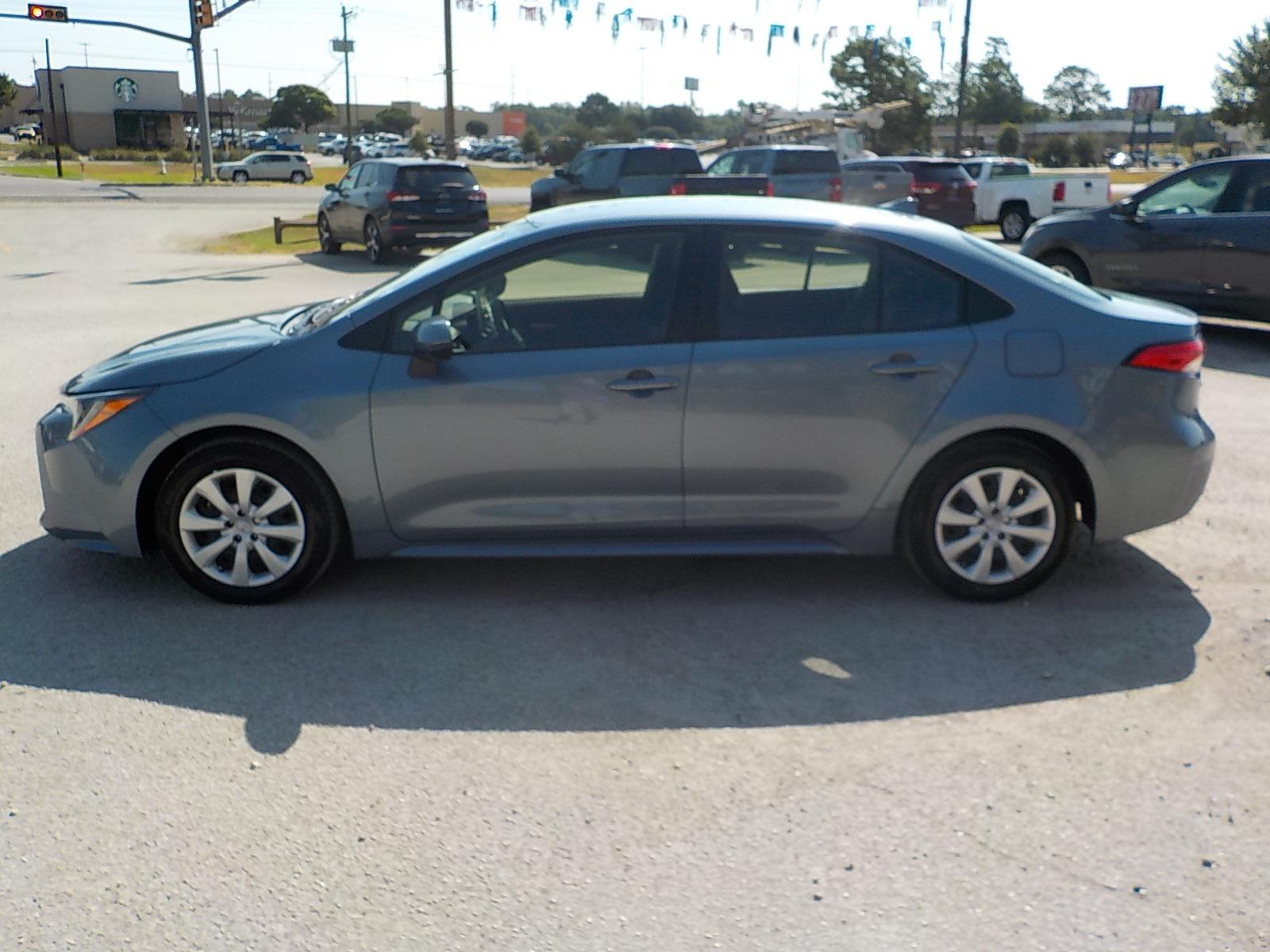2021 LT BLUE /Black Toyota Corolla LE (JTDEPMAE4MJ) with an 1.8L L4 DOHC 16V engine, CVT transmission, located at 1617 W Church Street, Livingston, TX, 77351, (936) 327-3600, 30.710995, -94.951157 - ONE OWNER!! LOW LOW MILES!! Traded in only because he wanted a truck. - Photo #4