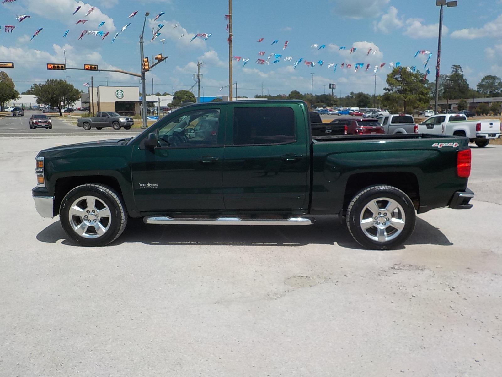 2015 Green /Gray Chevrolet Silverado 1500 LT Crew Cab 4WD (3GCUKREC7FG) with an 5.3L V8 OHV 16V engine, 6-Speed Automatic transmission, located at 1617 W Church Street, Livingston, TX, 77351, (936) 327-3600, 30.710995, -94.951157 - ONE OWNER!! Crew cab 4X4!! - Photo #4