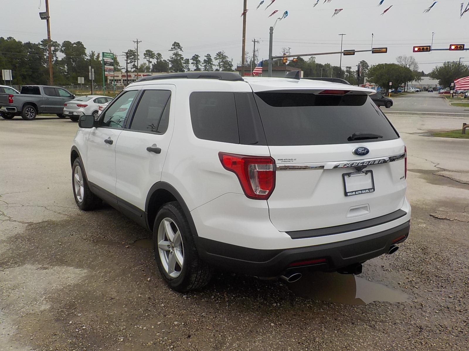 2018 White /Gray Ford Explorer Base 4WD (1FM5K8BH1JG) with an 2.3L L4 DOHC 16V engine, 6A transmission, located at 1617 W Church Street, Livingston, TX, 77351, (936) 327-3600, 30.710995, -94.951157 - Great family vehicle for under 20K! - Photo #5