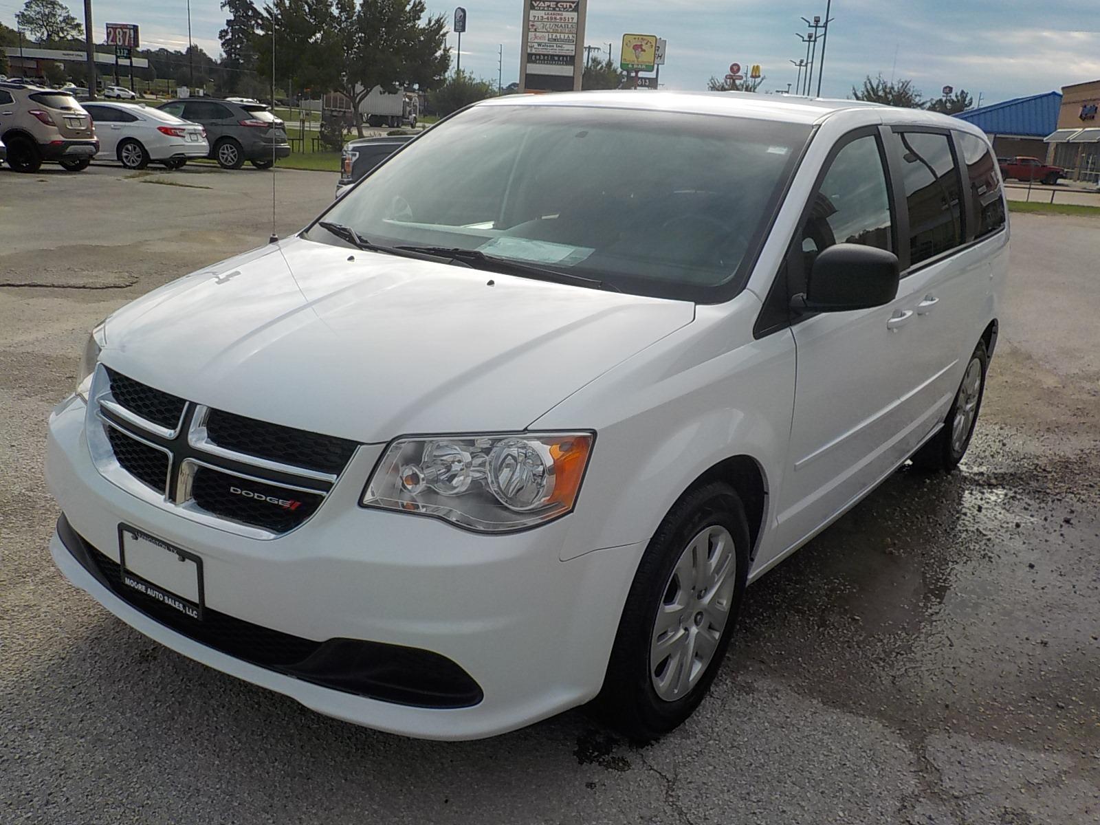2016 White /Black/Tan Dodge Grand Caravan SE (2C4RDGBG8GR) with an 3.6L V6 DOHC 24V engine, 6A transmission, located at 1617 W Church Street, Livingston, TX, 77351, (936) 327-3600, 30.710995, -94.951157 - EXCELLENT!! For a family or anything else! - Photo #3