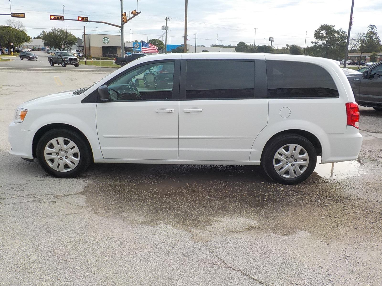 2016 White /Black/Tan Dodge Grand Caravan SE (2C4RDGBG8GR) with an 3.6L V6 DOHC 24V engine, 6A transmission, located at 1617 W Church Street, Livingston, TX, 77351, (936) 327-3600, 30.710995, -94.951157 - EXCELLENT!! For a family or anything else! - Photo #4
