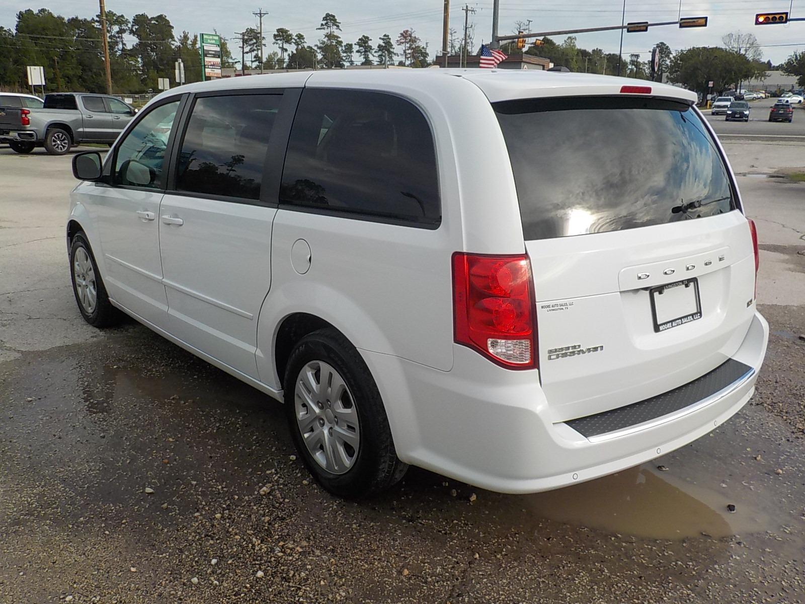2016 White /Black/Tan Dodge Grand Caravan SE (2C4RDGBG8GR) with an 3.6L V6 DOHC 24V engine, 6A transmission, located at 1617 W Church Street, Livingston, TX, 77351, (936) 327-3600, 30.710995, -94.951157 - EXCELLENT!! For a family or anything else! - Photo #5