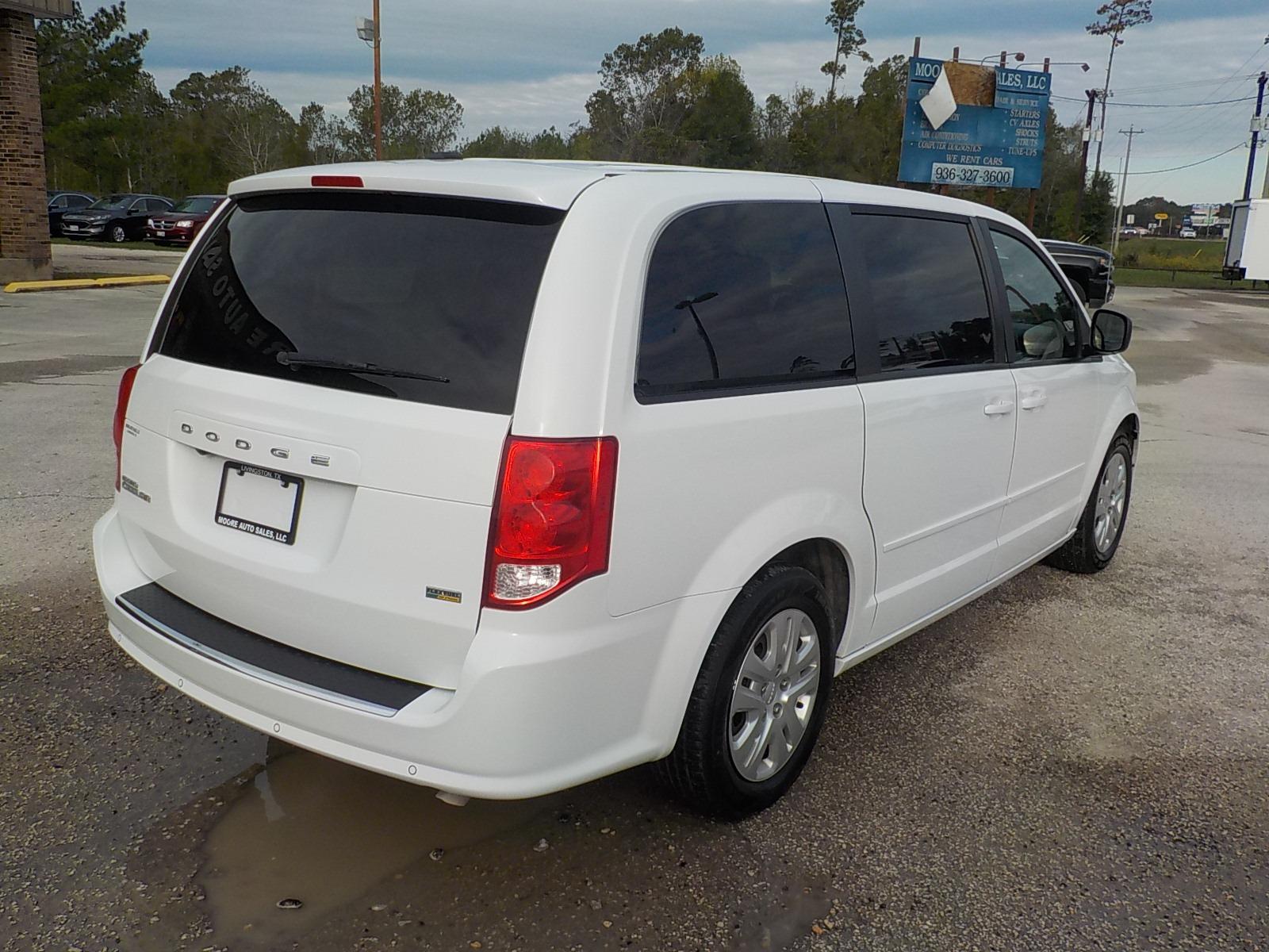 2016 White /Black/Tan Dodge Grand Caravan SE (2C4RDGBG8GR) with an 3.6L V6 DOHC 24V engine, 6A transmission, located at 1617 W Church Street, Livingston, TX, 77351, (936) 327-3600, 30.710995, -94.951157 - EXCELLENT!! For a family or anything else! - Photo #6