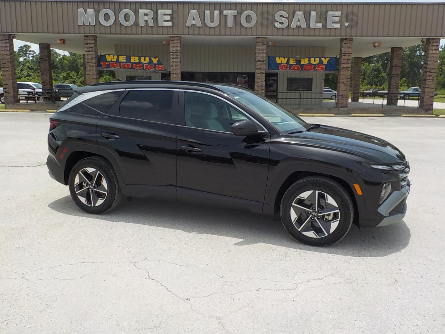 2025 Black /Lt. Gray Hyundai Tucson SEL (3KMJB3DE4SE) with an 2.5L L4 DOHC 16V engine, 8A transmission, located at 1617 W Church Street, Livingston, TX, 77351, (936) 327-3600, 30.710995, -94.951157 - ONE OWNER!! LOW LOW MILES!! - Photo#0