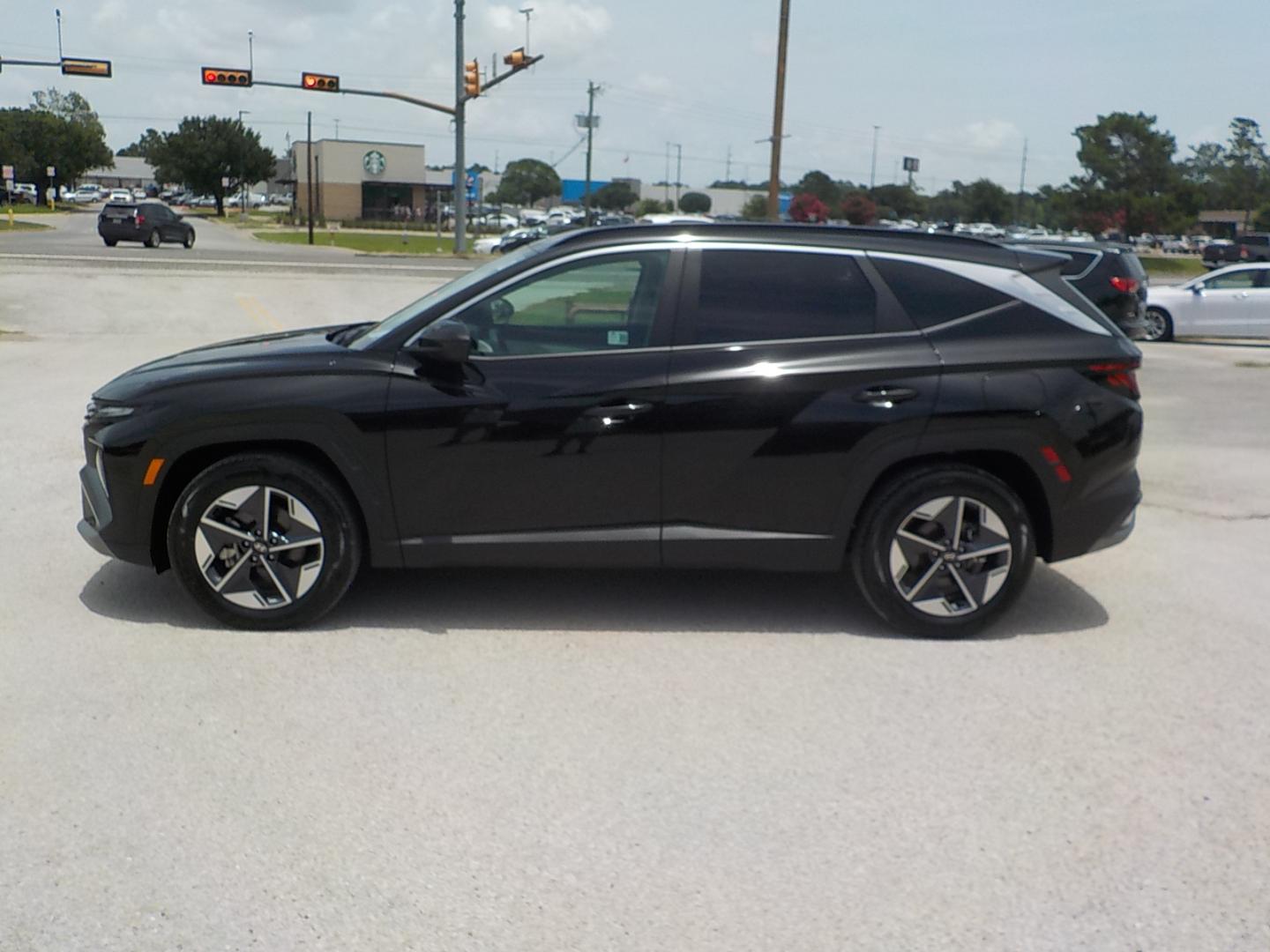 2025 Black /Lt. Gray Hyundai Tucson SEL (3KMJB3DE4SE) with an 2.5L L4 DOHC 16V engine, 8A transmission, located at 1617 W Church Street, Livingston, TX, 77351, (936) 327-3600, 30.710995, -94.951157 - ONE OWNER!! LOW LOW MILES!! - Photo#4
