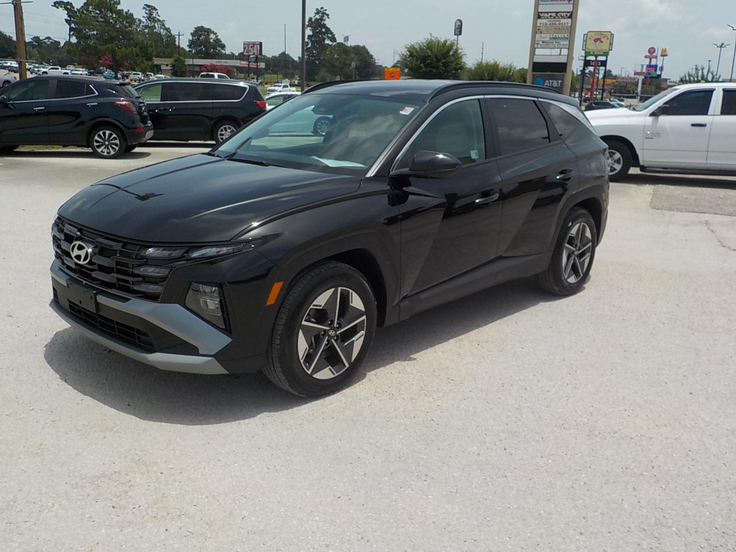 2025 Black /Lt. Gray Hyundai Tucson SEL (3KMJB3DE4SE) with an 2.5L L4 DOHC 16V engine, 8A transmission, located at 1617 W Church Street, Livingston, TX, 77351, (936) 327-3600, 30.710995, -94.951157 - ONE OWNER!! LOW LOW MILES!! - Photo#3