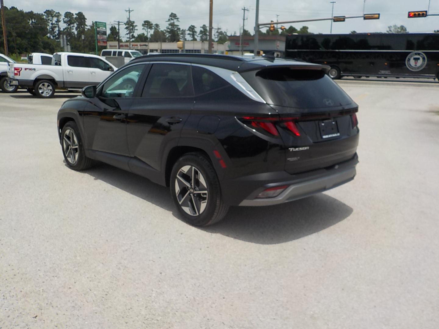 2025 Black /Lt. Gray Hyundai Tucson SEL (3KMJB3DE4SE) with an 2.5L L4 DOHC 16V engine, 8A transmission, located at 1617 W Church Street, Livingston, TX, 77351, (936) 327-3600, 30.710995, -94.951157 - ONE OWNER!! LOW LOW MILES!! - Photo#5
