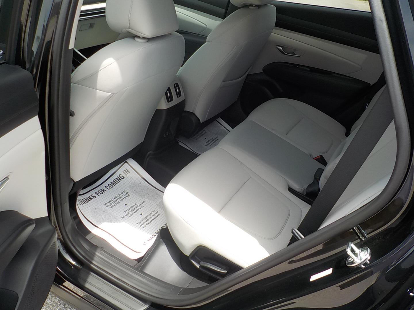 2025 Black /Lt. Gray Hyundai Tucson SEL (3KMJB3DE4SE) with an 2.5L L4 DOHC 16V engine, 8A transmission, located at 1617 W Church Street, Livingston, TX, 77351, (936) 327-3600, 30.710995, -94.951157 - ONE OWNER!! LOW LOW MILES!! - Photo#10