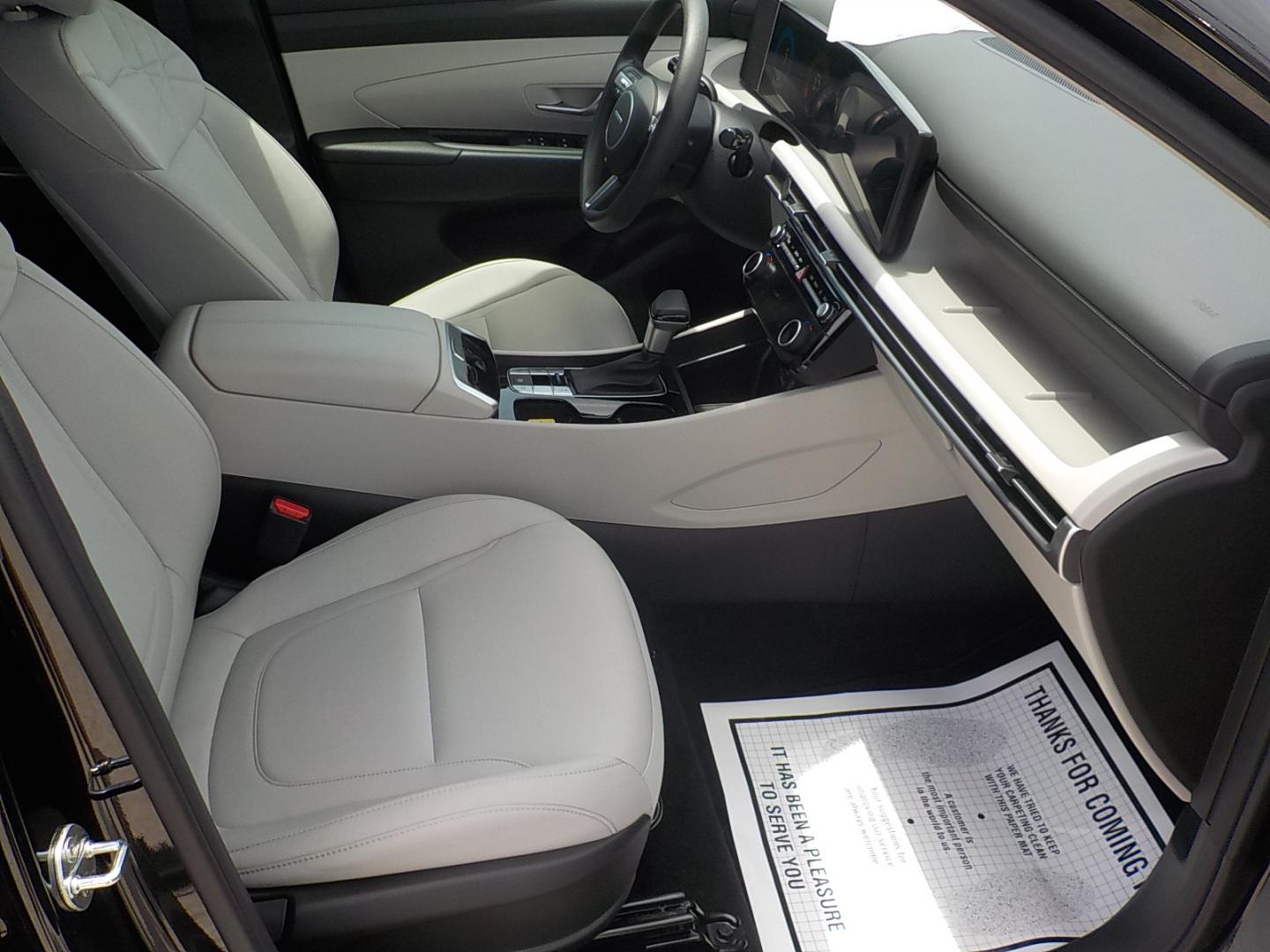 2025 Black /Lt. Gray Hyundai Tucson SEL (3KMJB3DE4SE) with an 2.5L L4 DOHC 16V engine, 8A transmission, located at 1617 W Church Street, Livingston, TX, 77351, (936) 327-3600, 30.710995, -94.951157 - ONE OWNER!! LOW LOW MILES!! - Photo#17