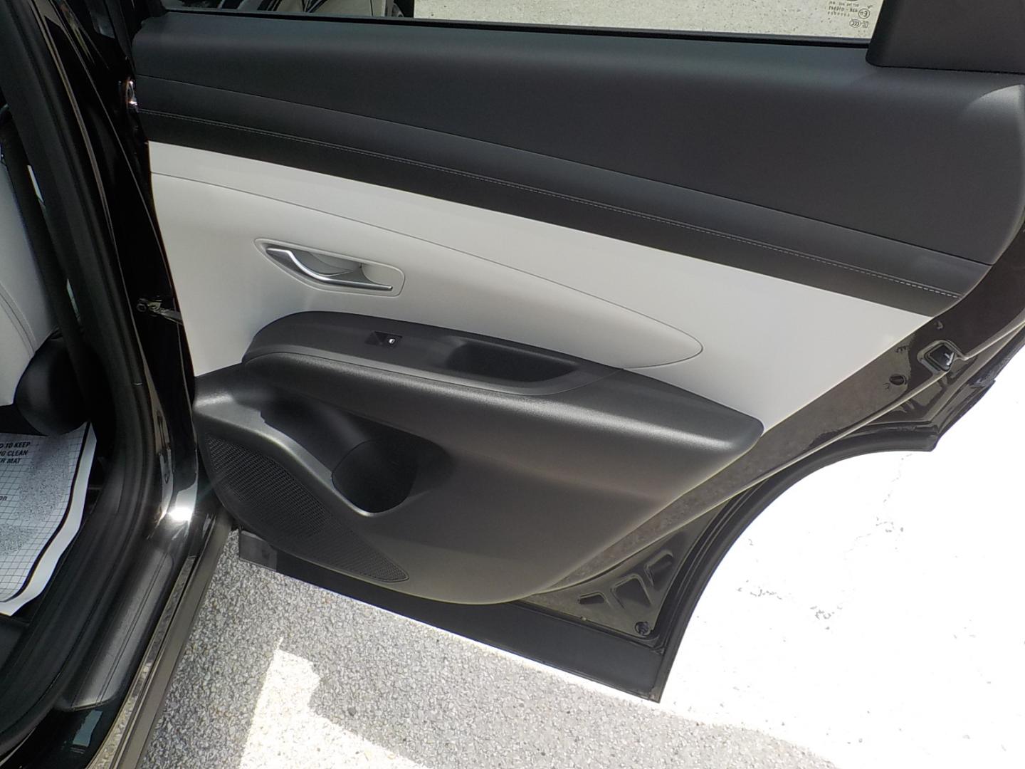 2025 Black /Lt. Gray Hyundai Tucson SEL (3KMJB3DE4SE) with an 2.5L L4 DOHC 16V engine, 8A transmission, located at 1617 W Church Street, Livingston, TX, 77351, (936) 327-3600, 30.710995, -94.951157 - ONE OWNER!! LOW LOW MILES!! - Photo#16