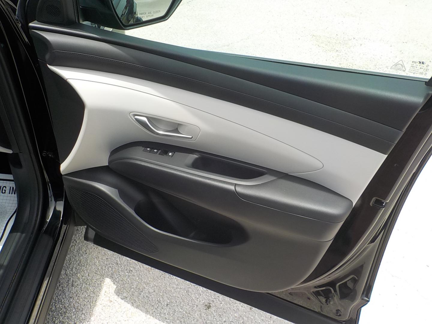 2025 Black /Lt. Gray Hyundai Tucson SEL (3KMJB3DE4SE) with an 2.5L L4 DOHC 16V engine, 8A transmission, located at 1617 W Church Street, Livingston, TX, 77351, (936) 327-3600, 30.710995, -94.951157 - ONE OWNER!! LOW LOW MILES!! - Photo#18