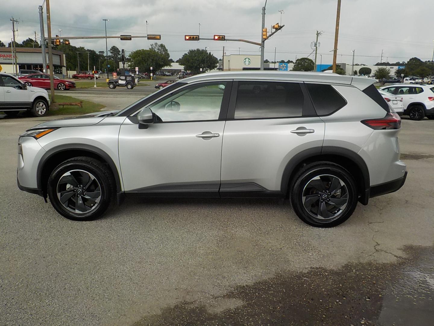 2024 Silver /Black Nissan Rogue SV (5N1BT3BA6RC) with an 2.5L L4 DOHC 16V engine, CVT transmission, located at 1617 W Church Street, Livingston, TX, 77351, (936) 327-3600, 30.710995, -94.951157 - WOW!! This is a SHARP VEHICLE!! It will be very economical to operate as well! - Photo#4