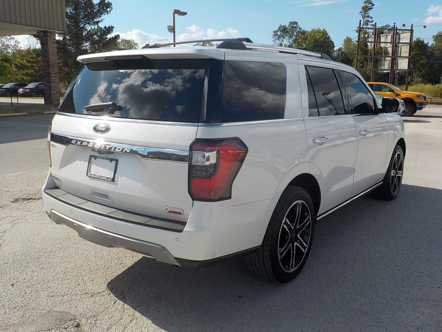 2019 White /Gray Ford Expedition Limited 4WD (1FMJU2AT5KE) with an 3.5L V6 DOHC 24V FFV engine, 6A transmission, located at 1617 W Church Street, Livingston, TX, 77351, (936) 327-3600, 30.710995, -94.951157 - Nice 4X4 family ride! Take the whole family to the lease this year in this comfortable expedition!! - Photo#7