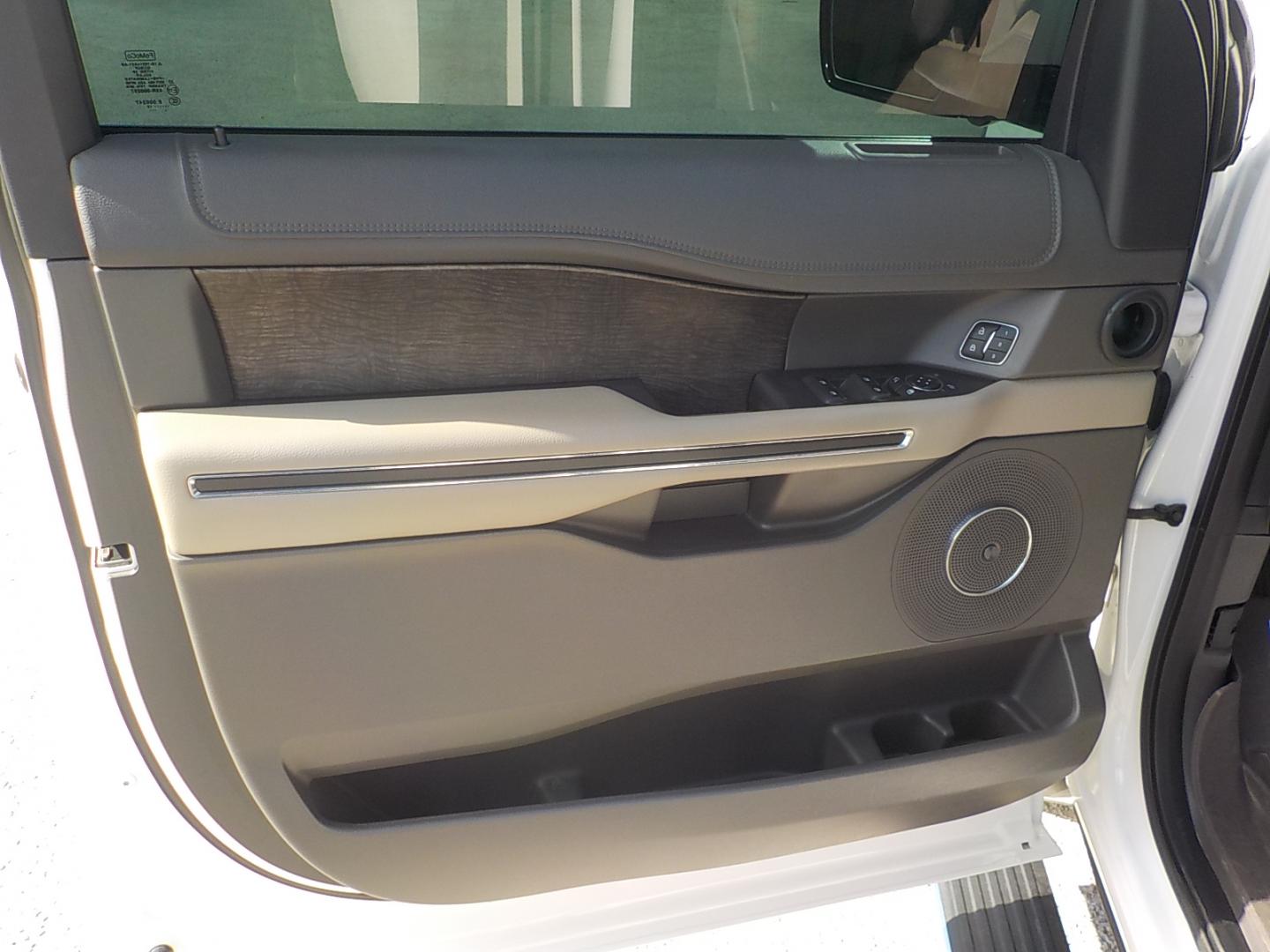 2019 White /Gray Ford Expedition Limited 4WD (1FMJU2AT5KE) with an 3.5L V6 DOHC 24V FFV engine, 6A transmission, located at 1617 W Church Street, Livingston, TX, 77351, (936) 327-3600, 30.710995, -94.951157 - Nice 4X4 family ride! Take the whole family to the lease this year in this comfortable expedition!! - Photo#9