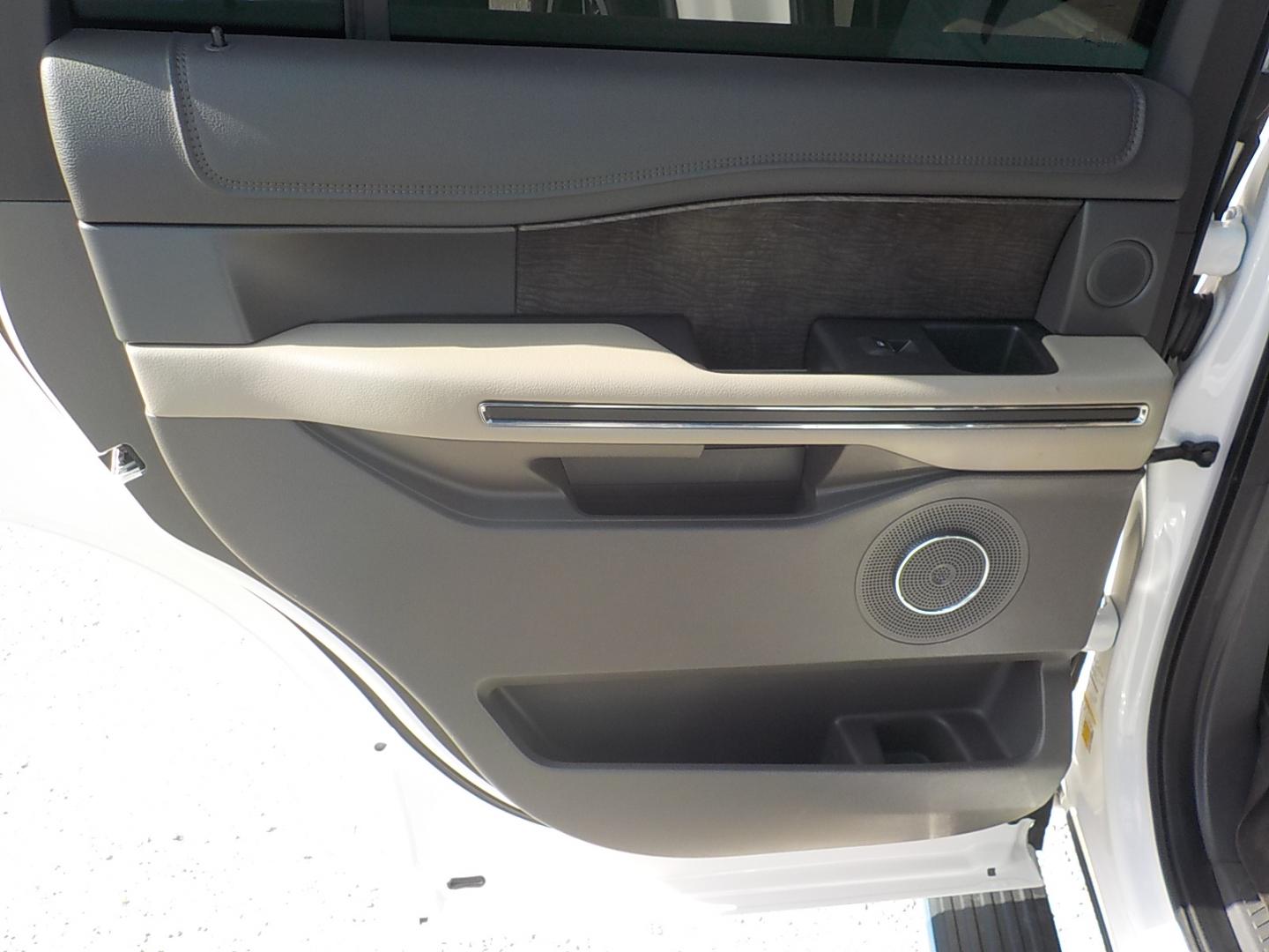 2019 White /Gray Ford Expedition Limited 4WD (1FMJU2AT5KE) with an 3.5L V6 DOHC 24V FFV engine, 6A transmission, located at 1617 W Church Street, Livingston, TX, 77351, (936) 327-3600, 30.710995, -94.951157 - Nice 4X4 family ride! Take the whole family to the lease this year in this comfortable expedition!! - Photo#11