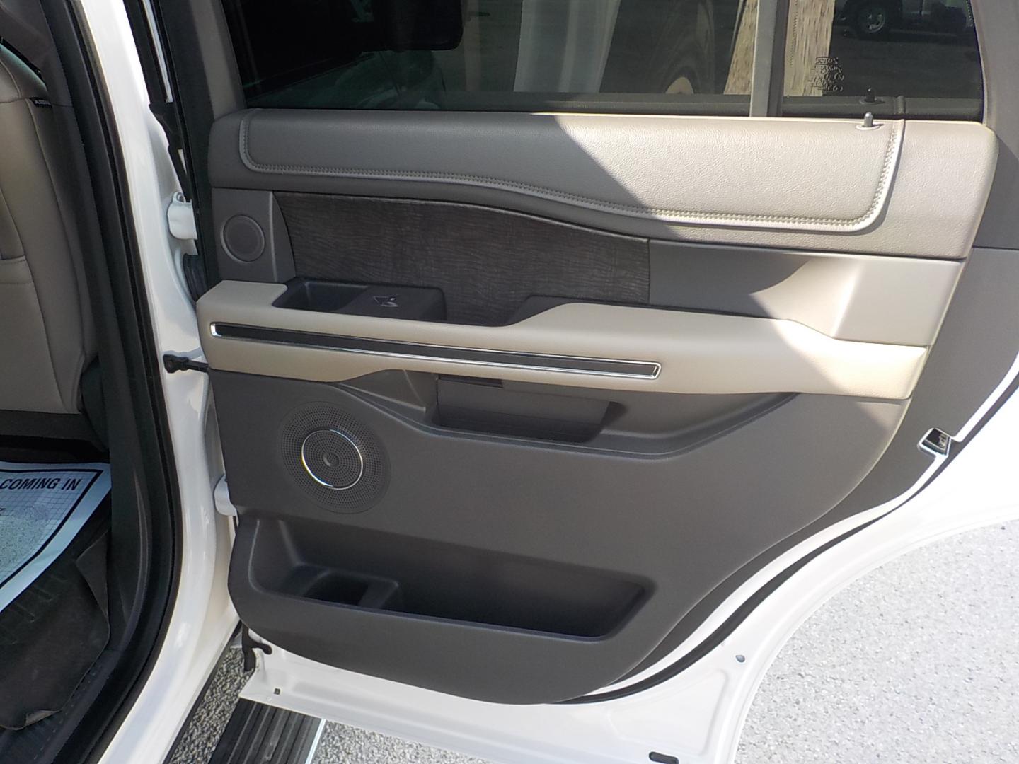 2019 White /Gray Ford Expedition Limited 4WD (1FMJU2AT5KE) with an 3.5L V6 DOHC 24V FFV engine, 6A transmission, located at 1617 W Church Street, Livingston, TX, 77351, (936) 327-3600, 30.710995, -94.951157 - Nice 4X4 family ride! Take the whole family to the lease this year in this comfortable expedition!! - Photo#20
